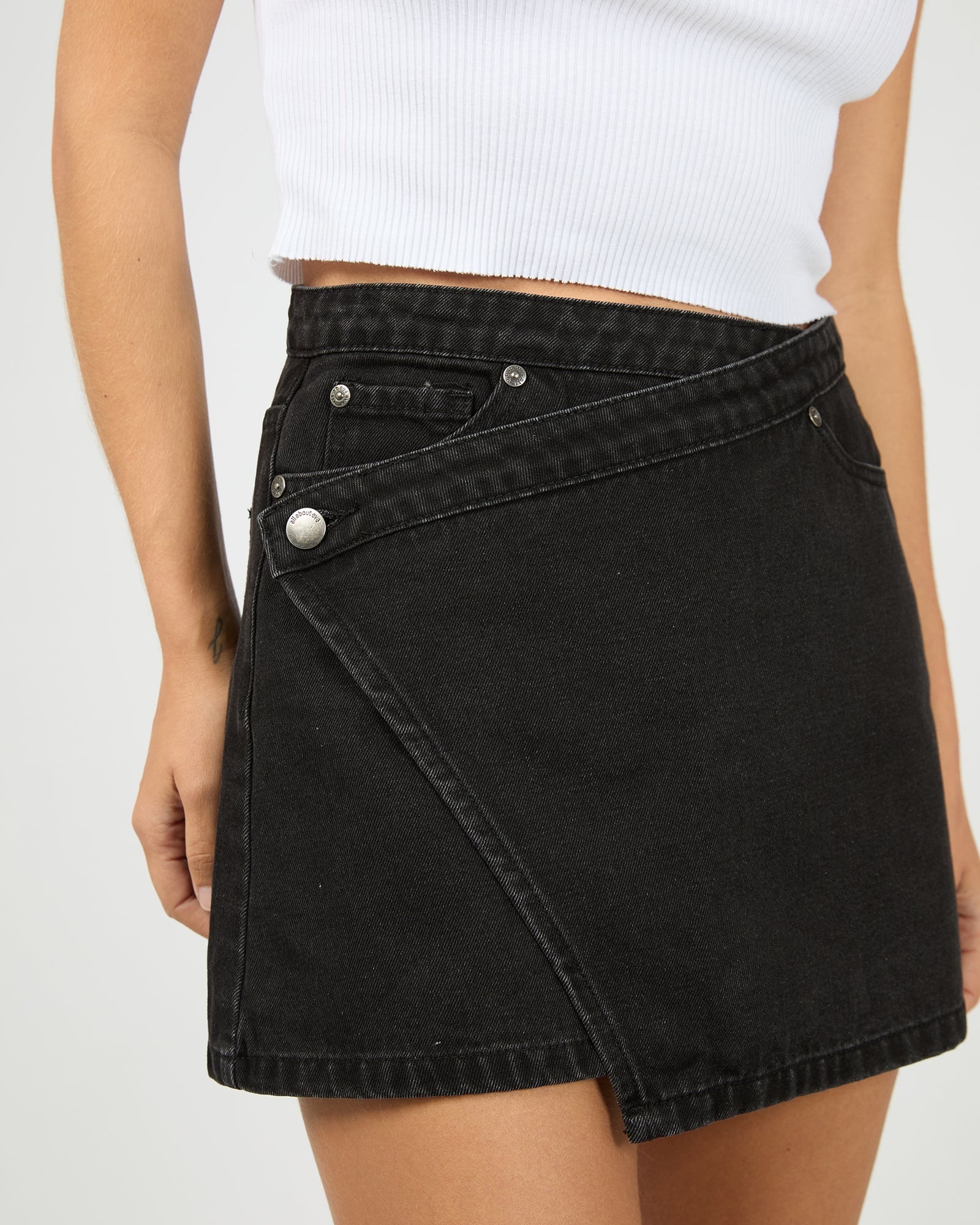 All About Eve Lenni Mini Skort [COLOUR:wash black SIZE:8]