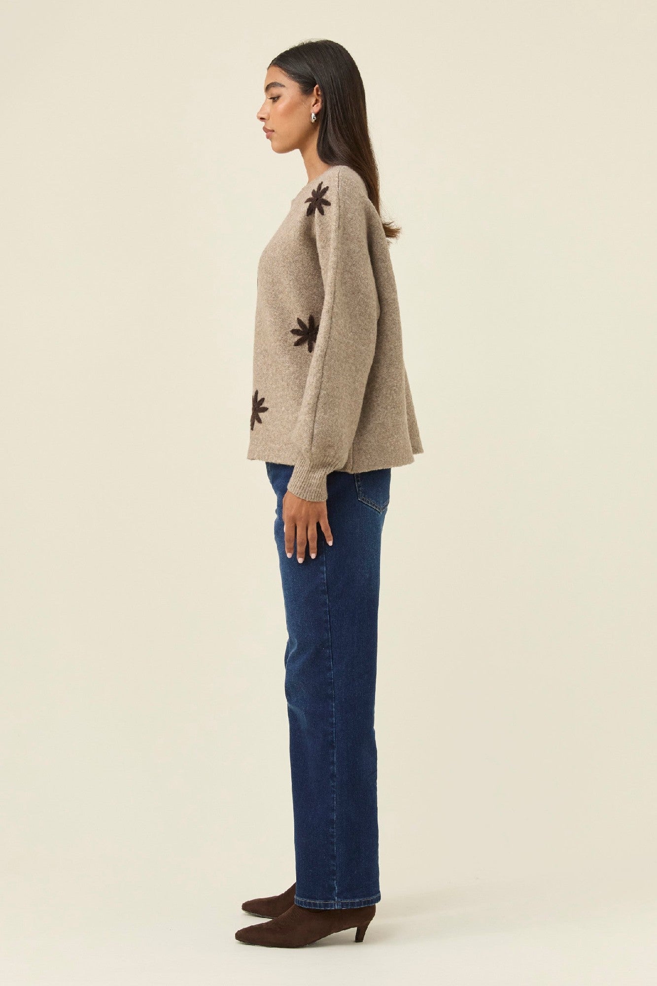 Isle Of Mine Miru Stitch Flower jumper [COLOUR:Stone SIZE:S]